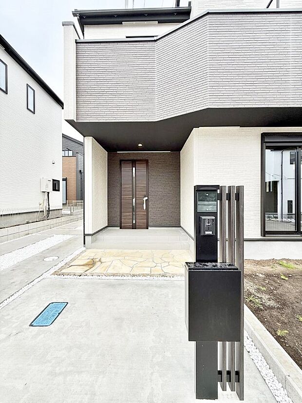 12号棟 ■ シンプルで美しく、住まいの第一印象を彩る玄関です