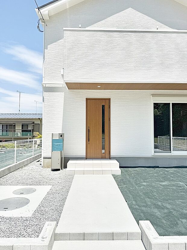 ■ シンプルで美しく、住まいの第一印象を彩る玄関です