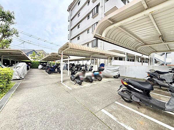 ■敷地内に駐輪場を完備しており、自転車の利用もスムーズです