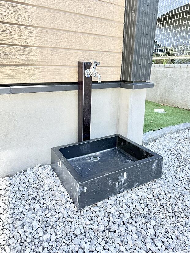 ■ガーデニングや洗車などの際に大活躍な屋外立水栓