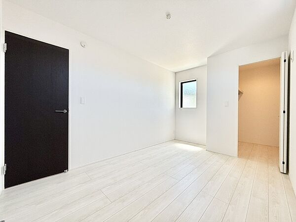 3号棟  ■シンプルな空間で、収納付きベッドやデスクなど、多機能な家具を活用しやすいです