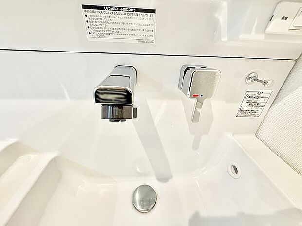 ■細かい部分まで洗いやすく便利なハンドシャワー付き