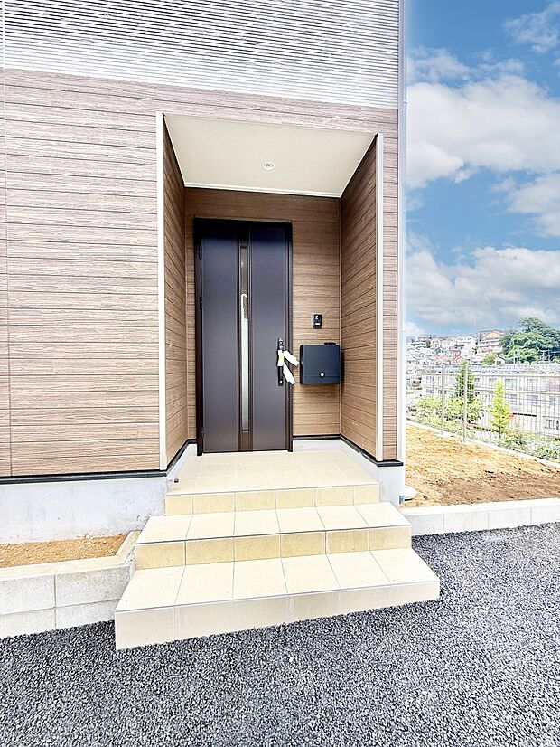 2号棟  ■ 家族とゲストをやさしく迎える、心温まる玄関
