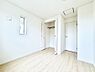 室内：2号棟  ■落ち着いた色合いのお部屋で穏やかな時間を楽しめます