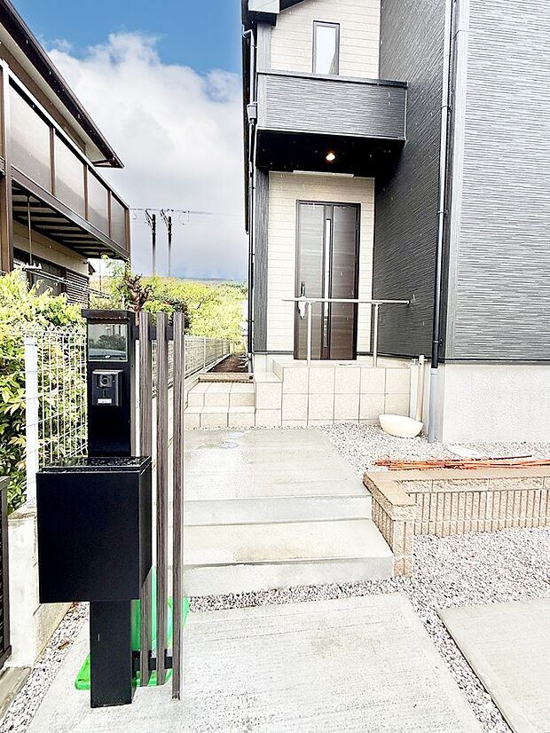 1号棟 ■ シンプルで美しく、住まいの第一印象を彩る玄関です