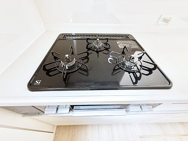 ■3口コンロのシステムキッチンで料理の手順もスムーズに