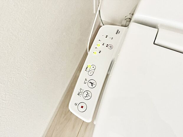 ■温水洗浄で快適、清潔感が保たれるシャワートイレ