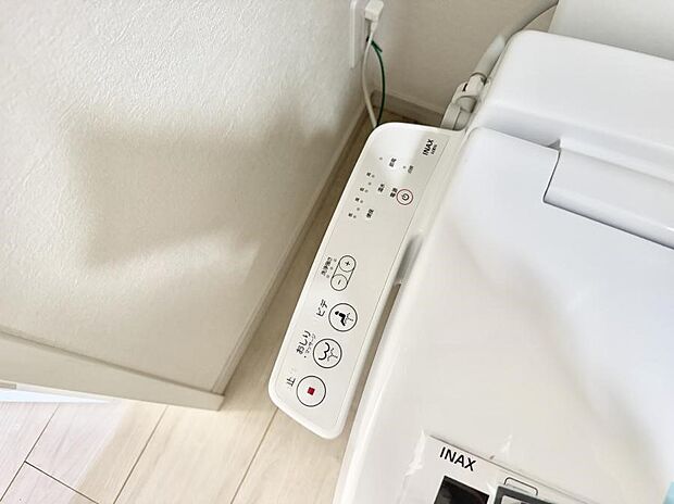 ■温水洗浄で快適、清潔感が保たれるシャワートイレ
