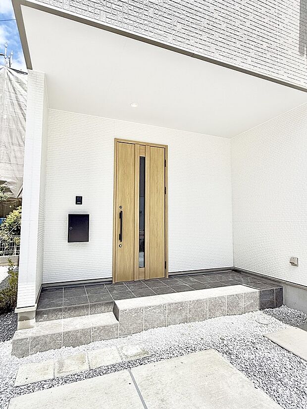 2号棟 ■ シンプルで美しく、住まいの第一印象を彩る玄関です