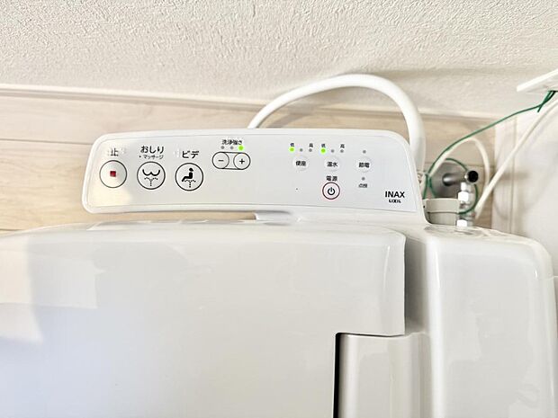 ■温水洗浄で快適、清潔感が保たれるシャワートイレ