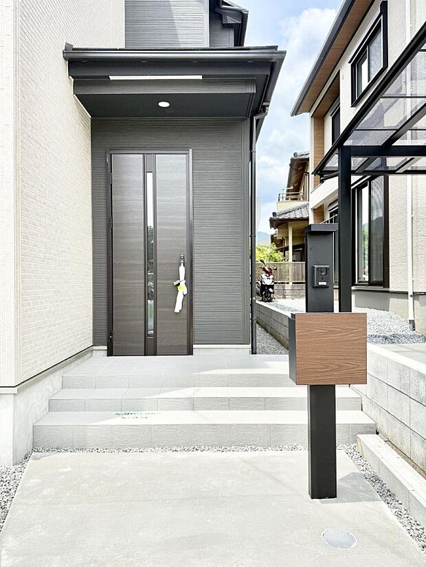 1号棟 ■ シンプルで美しく、住まいの第一印象を彩る玄関です