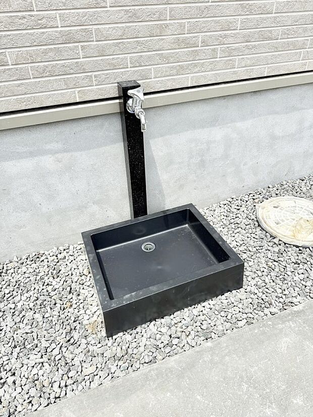 1号棟 ■外水栓付きで庭作業や洗車に便利です