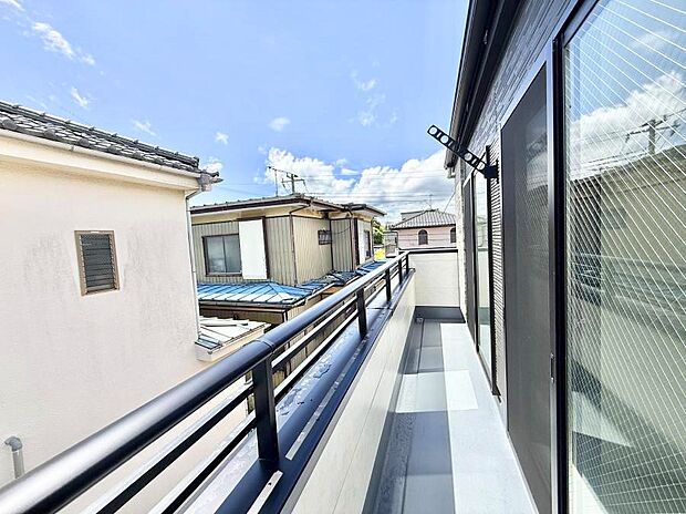 2号棟 ■ 心地よい風と光を感じる、くつろぎのバルコニー