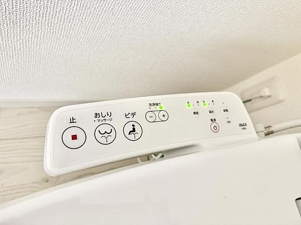 ■温水洗浄で快適、清潔感が保たれるシャワートイレ