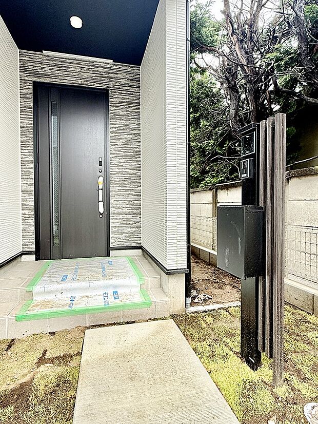 2号棟 ■ シンプルで美しく、住まいの第一印象を彩る玄関です