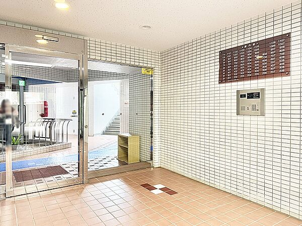 ■落ち着いた雰囲気のエントランスが住まう方を温かく迎えます