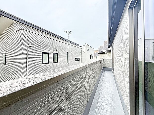 1号棟  ■ 心地よい風と光を感じる、くつろぎのバルコニー