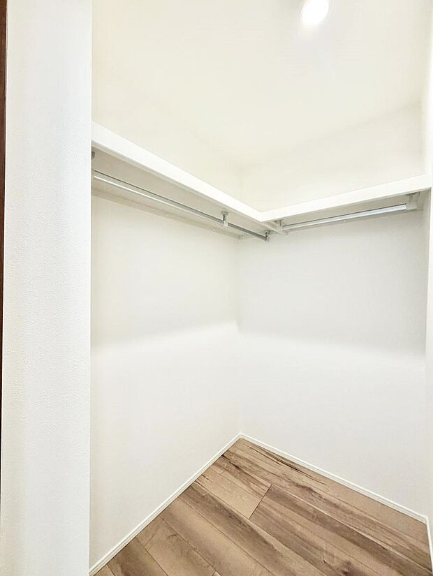 2号棟 ■WIC付きで衣類も荷物もまとめて収納できる便利な空間です