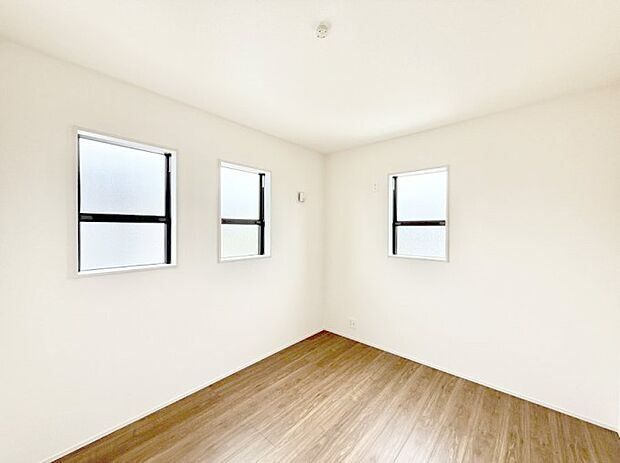7号棟 ■落ち着いた色合いのお部屋で穏やかな時間を楽しめます