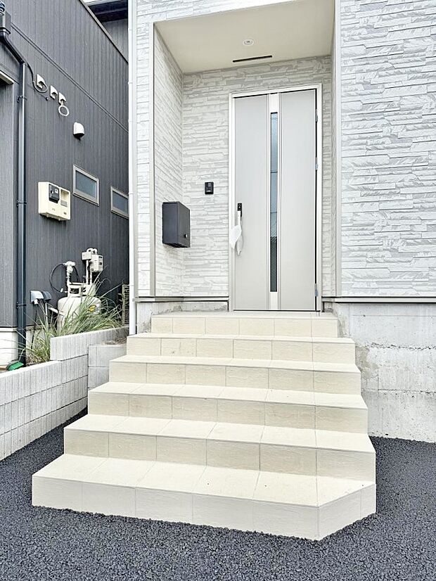2号棟 ■ 家族とゲストをやさしく迎える、心温まる玄関