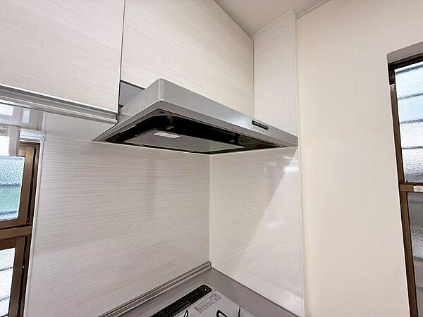 ■フードに覆われている為、匂いが換気扇に誘導され、効率的に排煙ができます