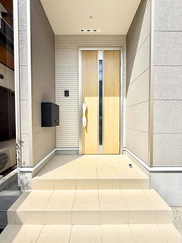 ■ シンプルで美しく、住まいの第一印象を彩る玄関です