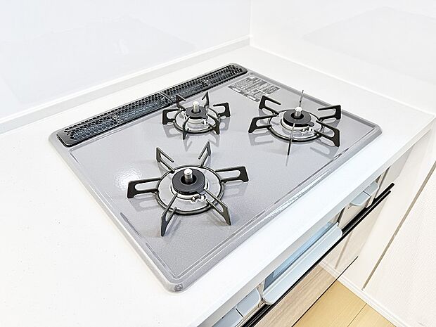 ■3口コンロのシステムキッチンで料理の手順もスムーズに