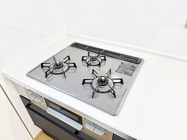■3口コンロのシステムキッチンで料理の手順もスムーズに