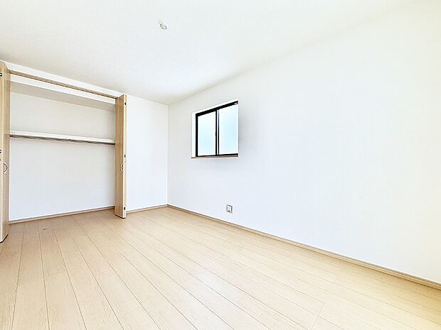 E号棟 ■落ち着いた色合いのお部屋で穏やかな時間を楽しめます
