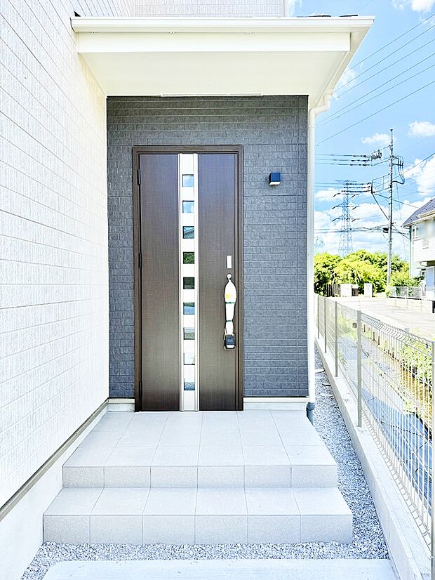 B号棟 ■ シンプルで美しく、住まいの第一印象を彩る玄関です