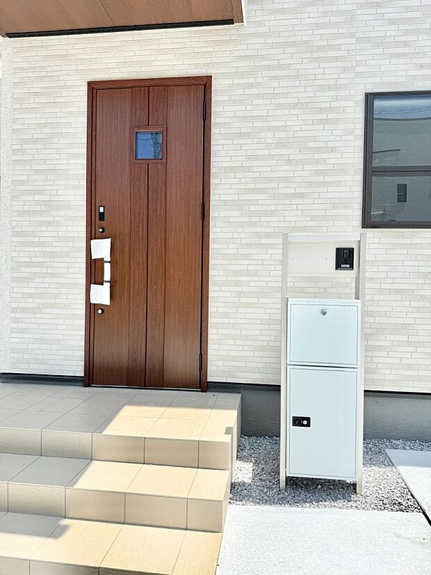 8号棟 ■ シンプルで美しく、住まいの第一印象を彩る玄関です