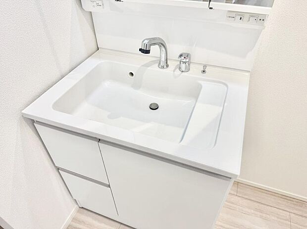 ■細かい部分まで洗いやすく便利なハンドシャワー付き