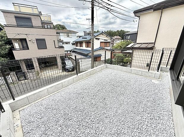 B号棟  ■季節の移ろいを感じられる、落ち着いた雰囲気の屋外空間