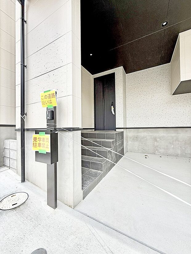 E号棟 ■ 心地よい暮らしへとつながる、温かい玄関