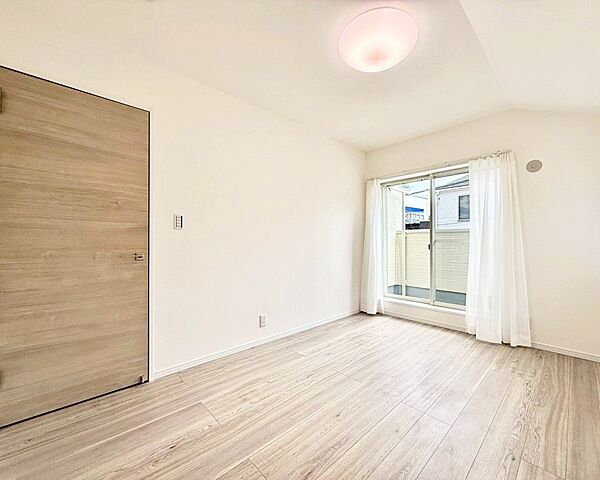 ■シンプルな空間で、収納付きベッドやデスクなど、多機能な家具を活用しやすいです