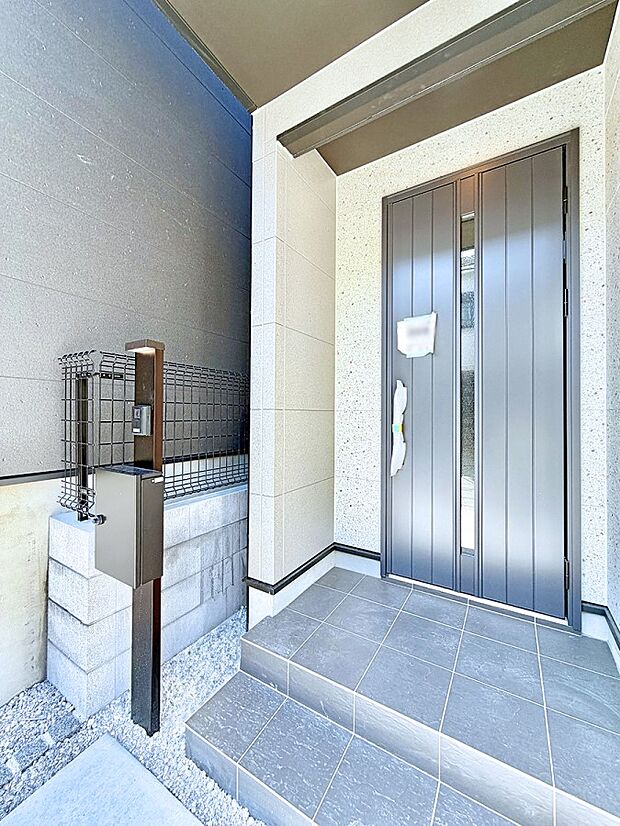 B号棟 ■ シンプルで美しく、住まいの第一印象を彩る玄関です