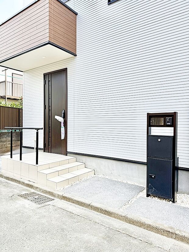 ■ シンプルで美しく、住まいの第一印象を彩る玄関です