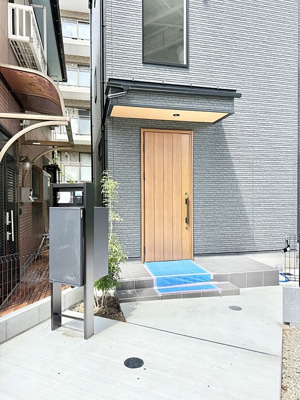 ■ シンプルで美しく、住まいの第一印象を彩る玄関です