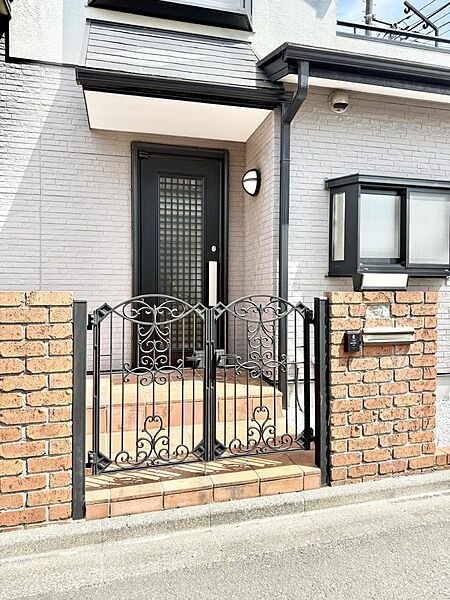 ■ シンプルで美しく、住まいの第一印象を彩る玄関です