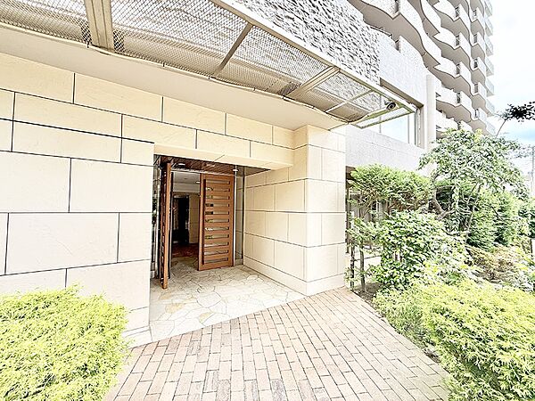■落ち着いた雰囲気のエントランスが住まう方を温かく迎えます