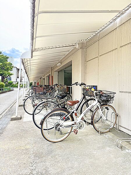 ■敷地内に駐輪場を完備しており、自転車の利用もスムーズです