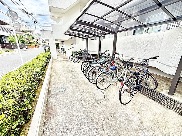 ■敷地内に駐輪場を完備しており、自転車の利用もスムーズです