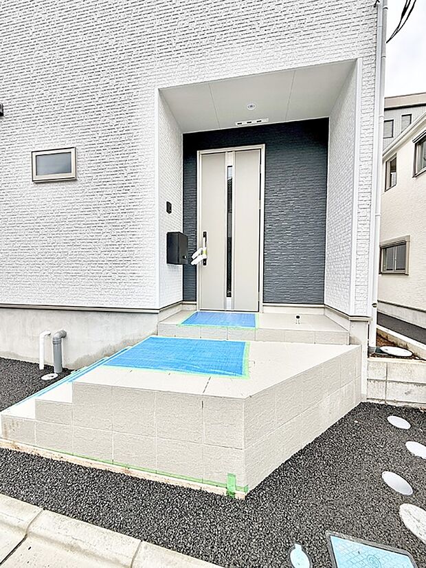 2号棟  ■ シンプルで美しく、住まいの第一印象を彩る玄関です