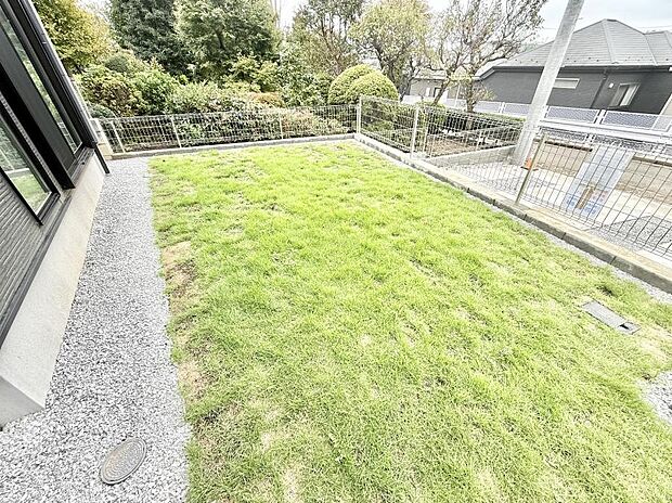 1号棟 ■敷地内にゆとりある緑のスペースがあり、穏やかな雰囲気です