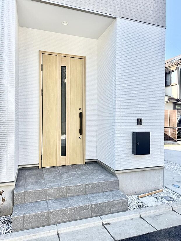 5号棟 ■ シンプルで美しく、住まいの第一印象を彩る玄関です