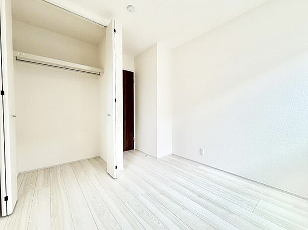1号棟 ■シンプルな空間で、収納付きベッドやデスクなど、多機能な家具を活用しやすいです