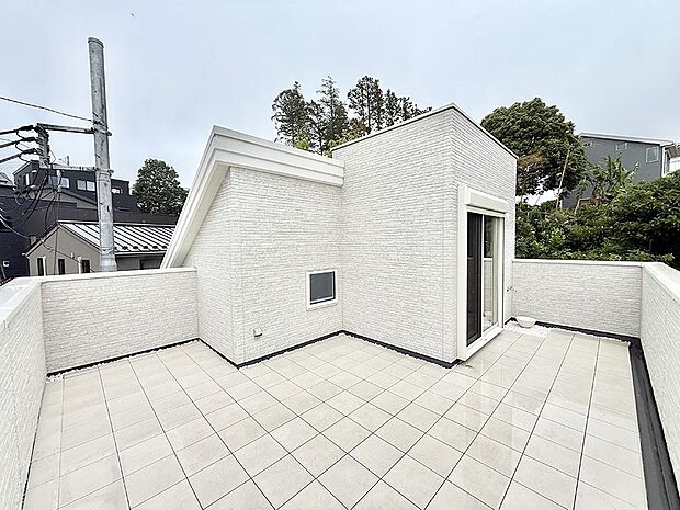 4号棟 ■ 心地よい風と光を感じる、くつろぎのバルコニー