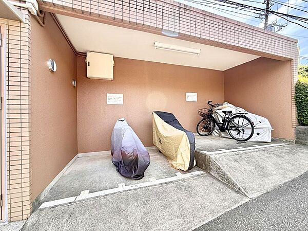 ■敷地内に駐輪場を完備しており、自転車の利用もスムーズです