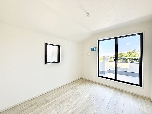 2号棟  ■窓の配置や通気性の良い設計で部屋の空気がこもらず、常に新鮮な空気が流れます