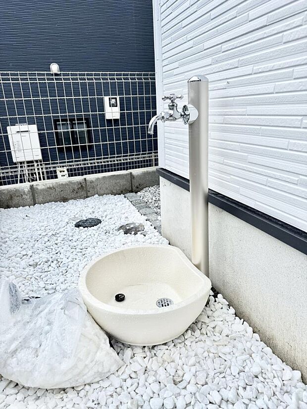 1号棟  ■ガーデニングや洗車などの際に大活躍な屋外立水栓  